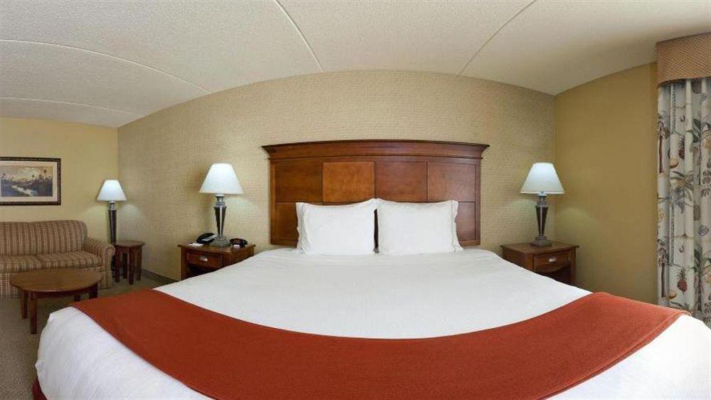 Holiday Inn Express & Suites Bloomington, An Ihg Hotel Extérieur photo