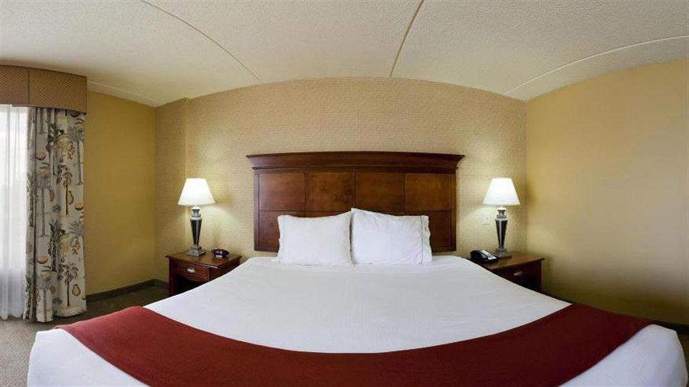 Holiday Inn Express & Suites Bloomington, An Ihg Hotel Extérieur photo