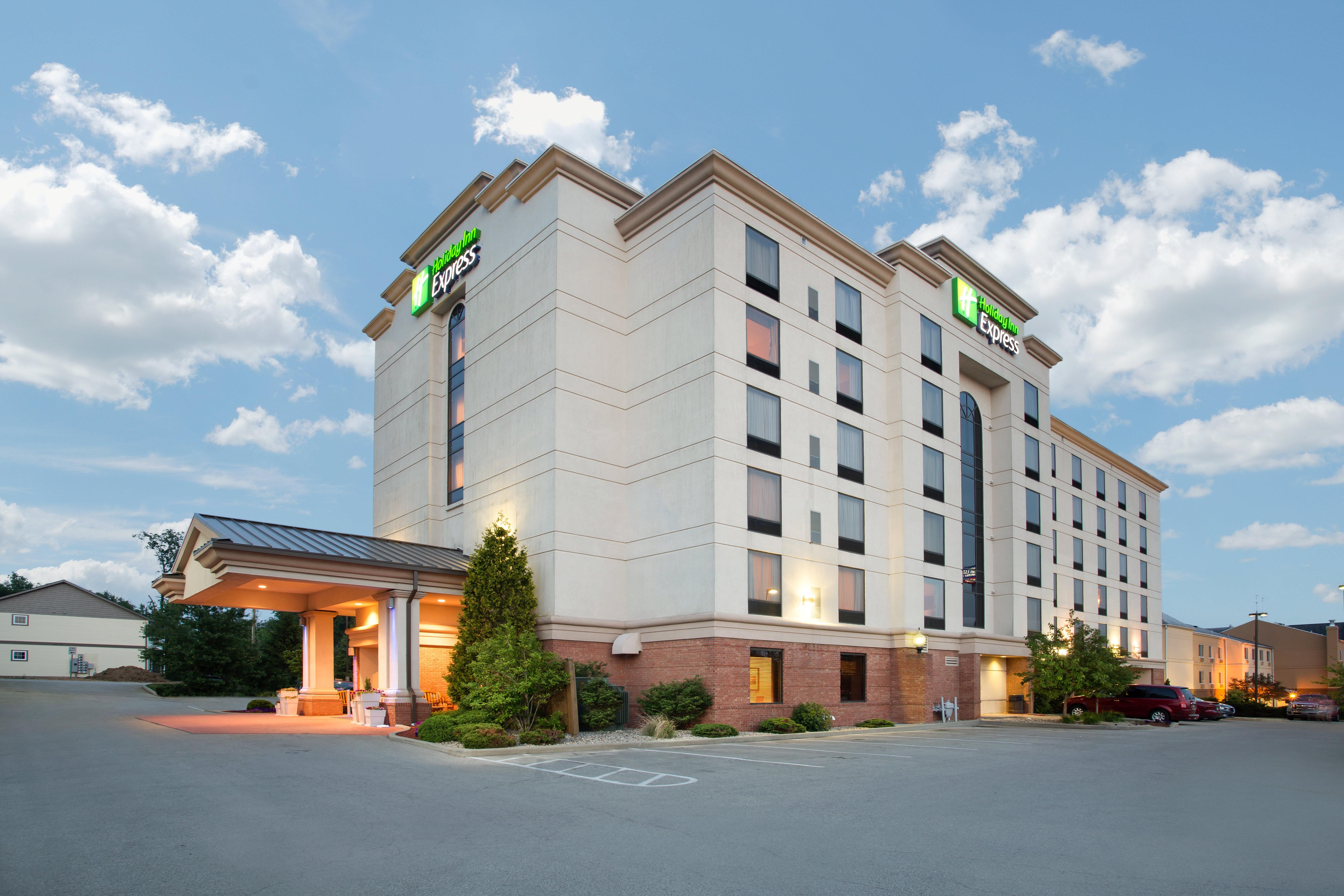 Holiday Inn Express & Suites Bloomington, An Ihg Hotel Extérieur photo