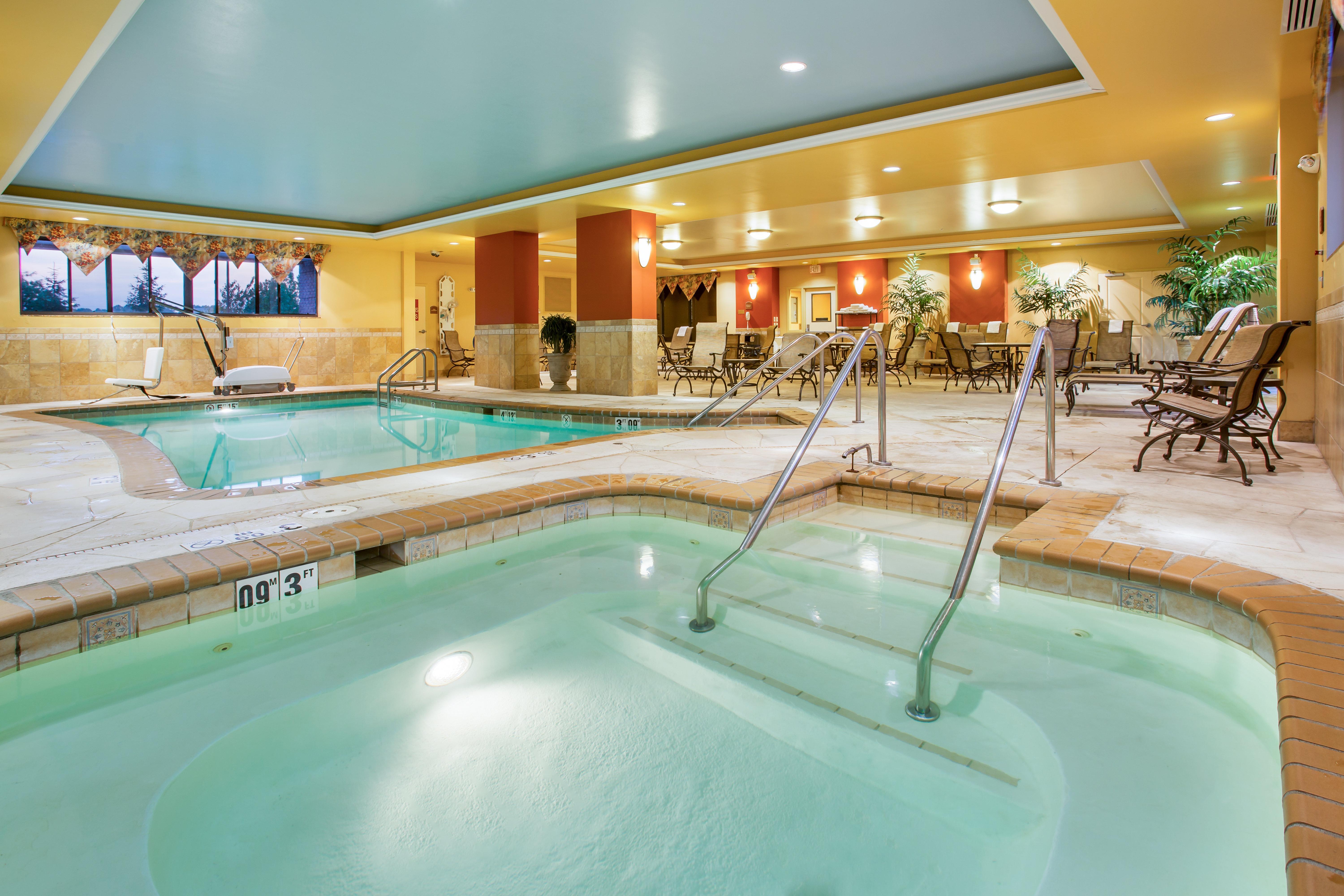 Holiday Inn Express & Suites Bloomington, An Ihg Hotel Extérieur photo