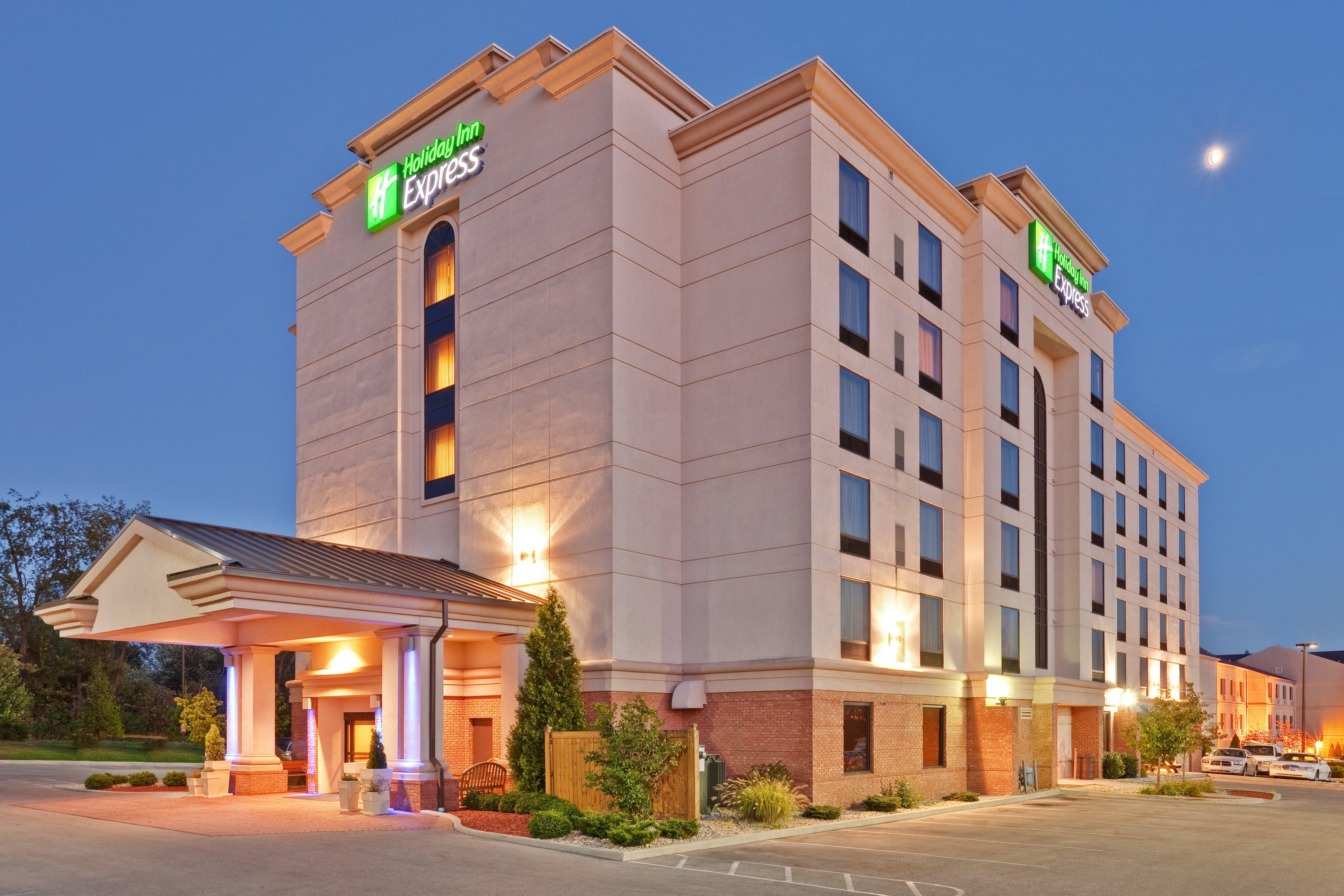 Holiday Inn Express & Suites Bloomington, An Ihg Hotel Extérieur photo