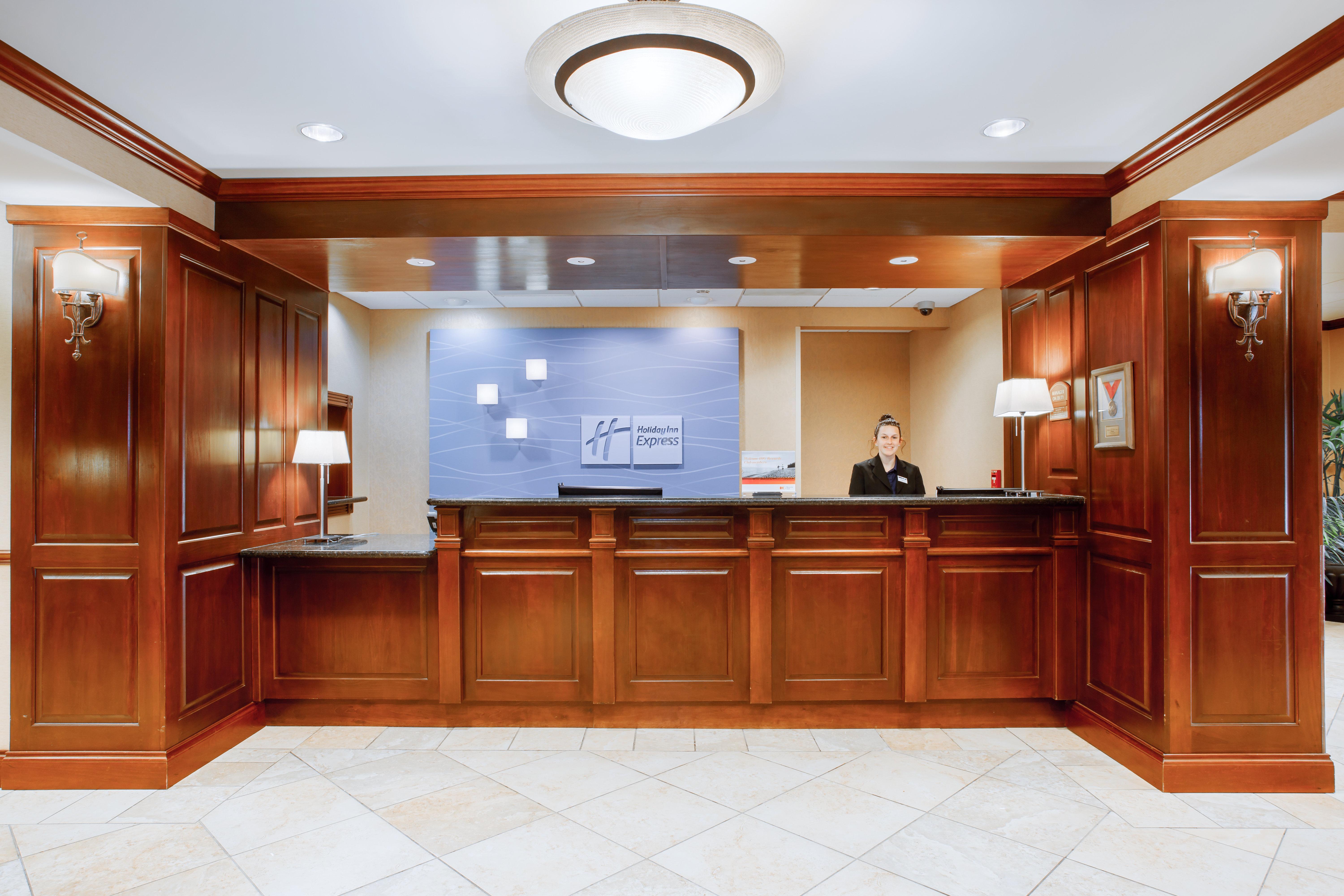 Holiday Inn Express & Suites Bloomington, An Ihg Hotel Extérieur photo