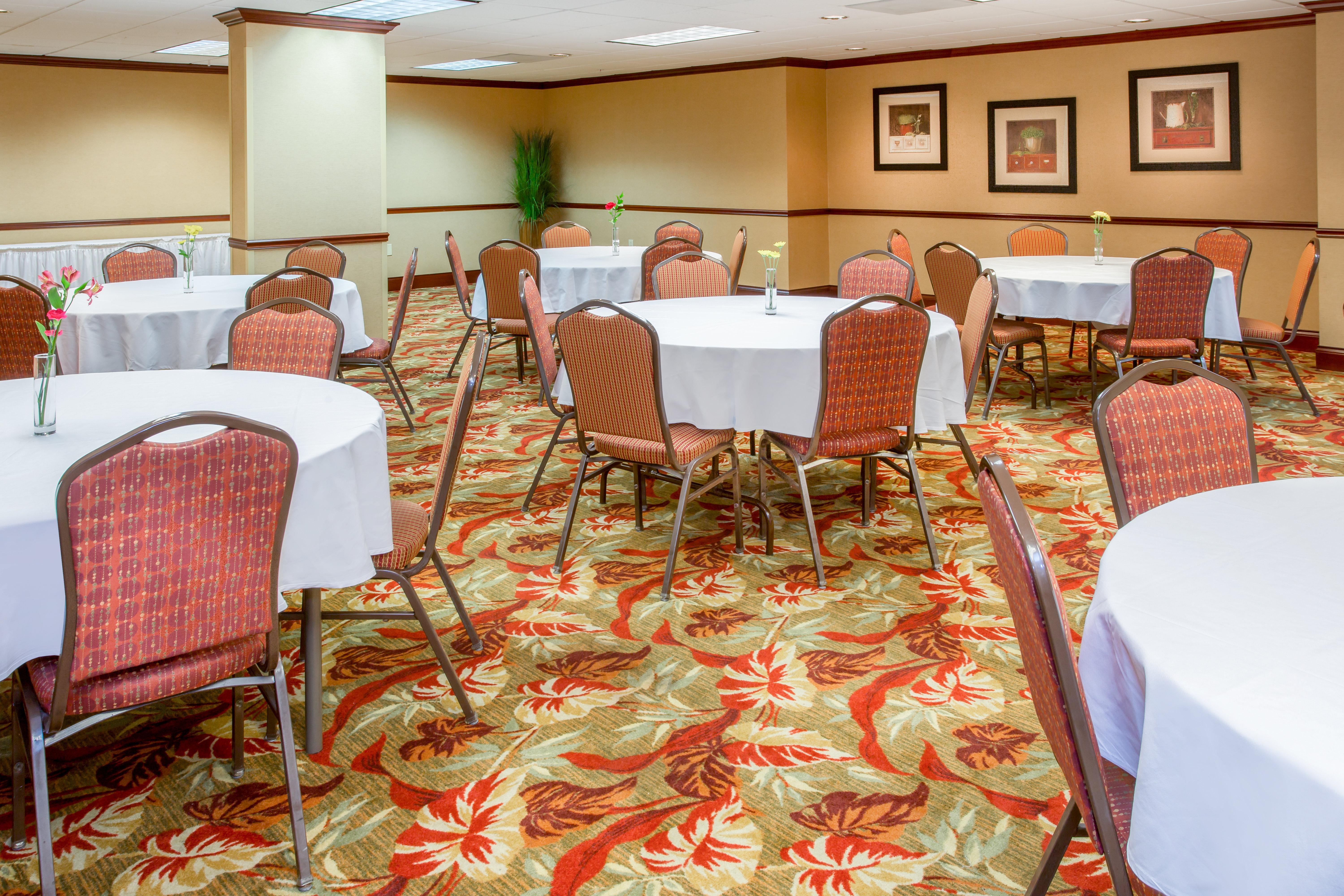 Holiday Inn Express & Suites Bloomington, An Ihg Hotel Extérieur photo