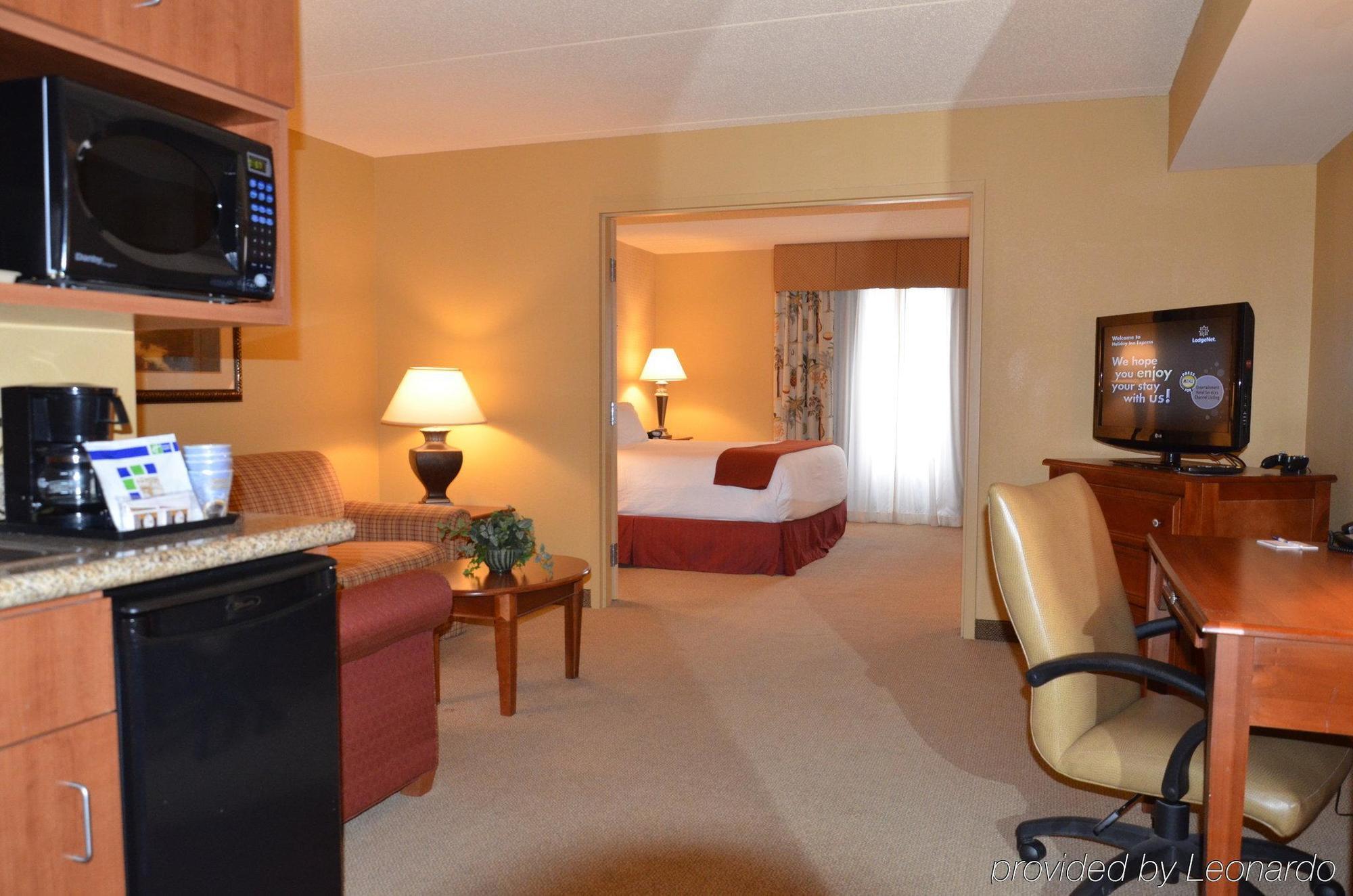 Holiday Inn Express & Suites Bloomington, An Ihg Hotel Chambre photo