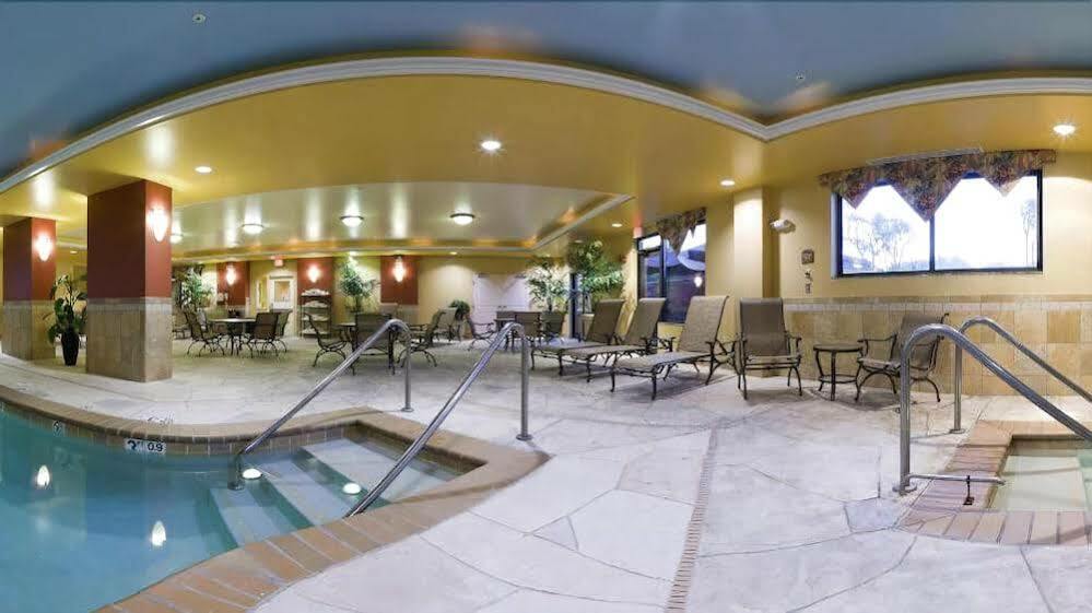 Holiday Inn Express & Suites Bloomington, An Ihg Hotel Extérieur photo