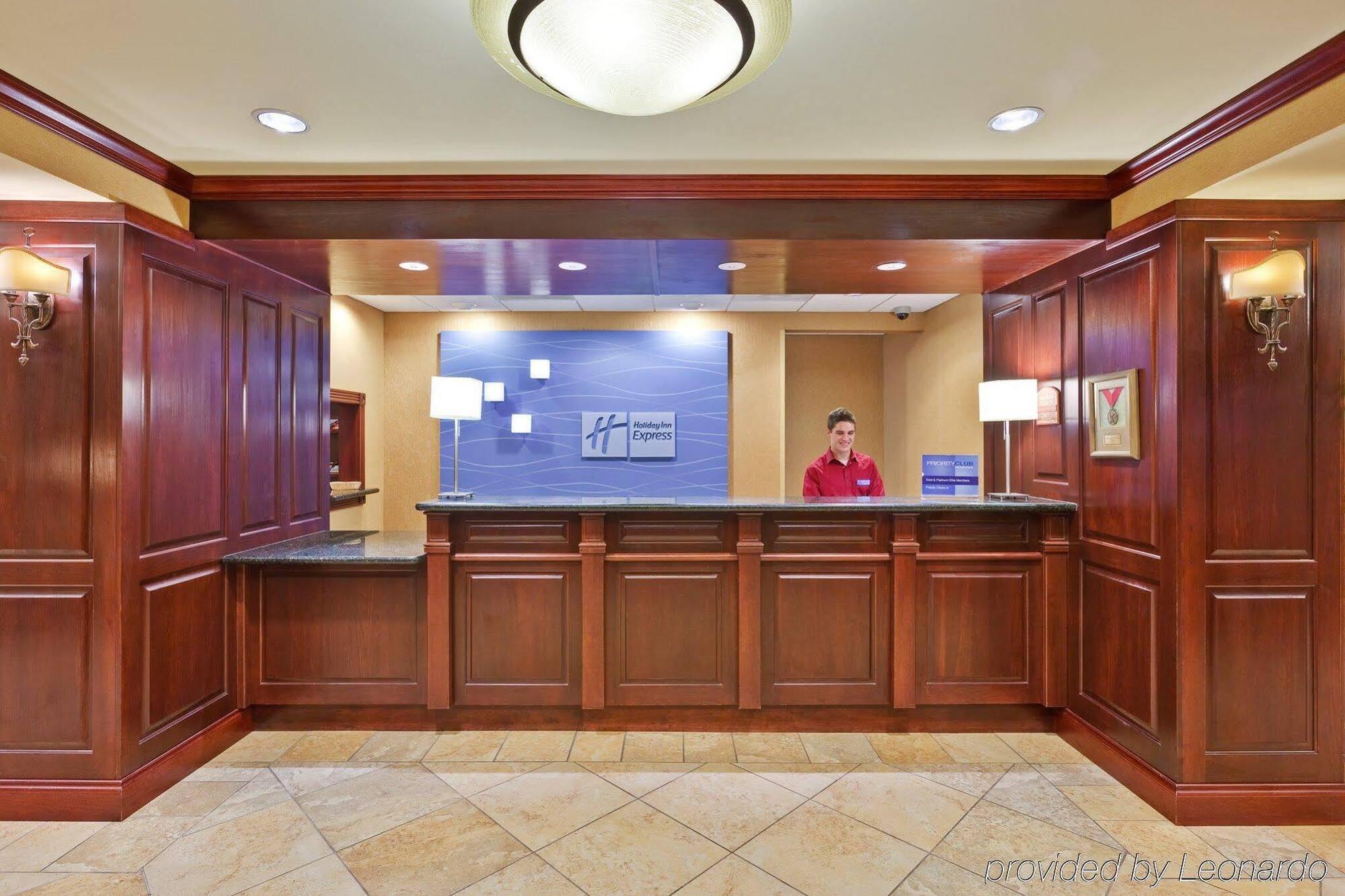 Holiday Inn Express & Suites Bloomington, An Ihg Hotel Extérieur photo