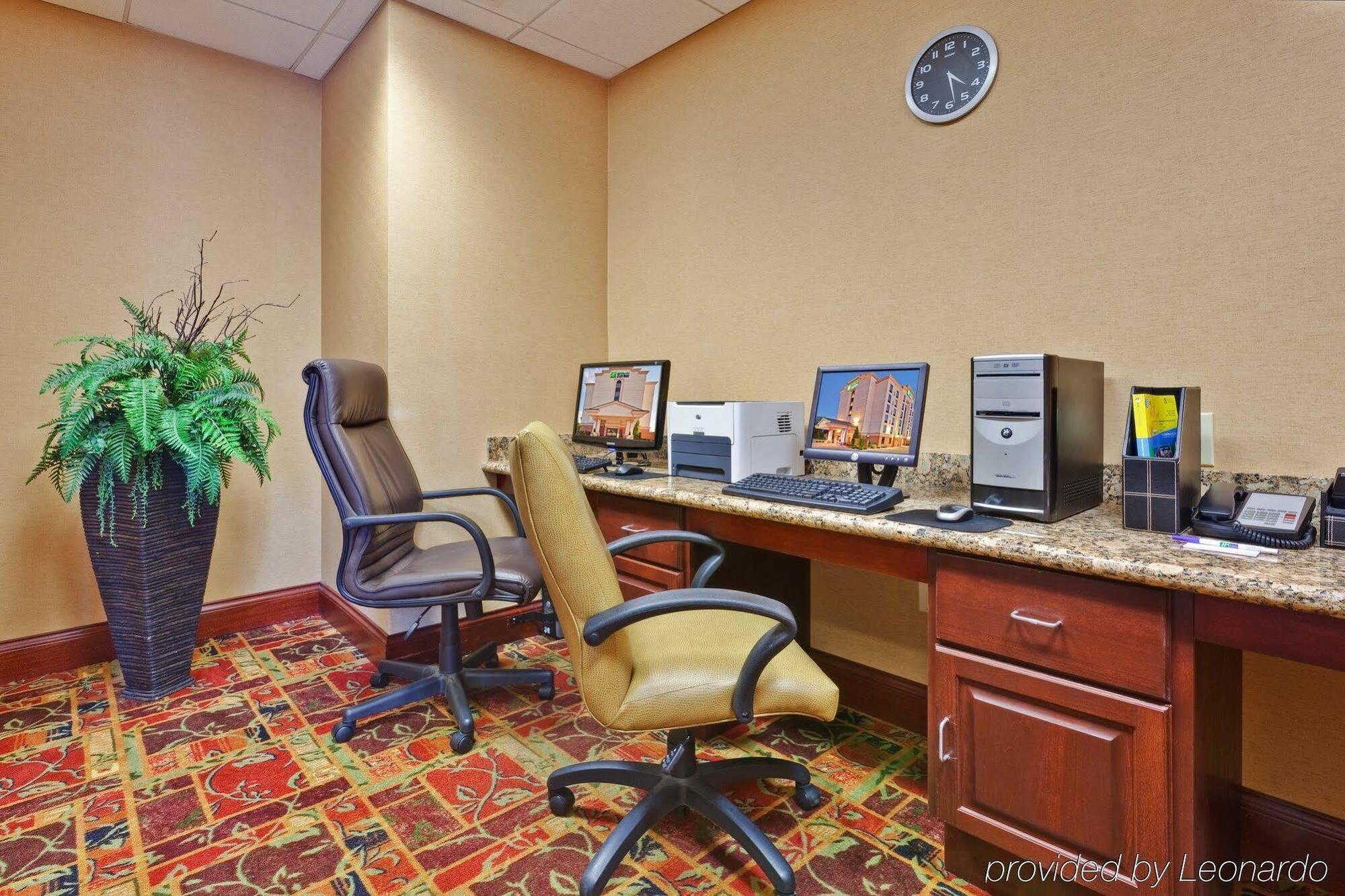 Holiday Inn Express & Suites Bloomington, An Ihg Hotel Extérieur photo