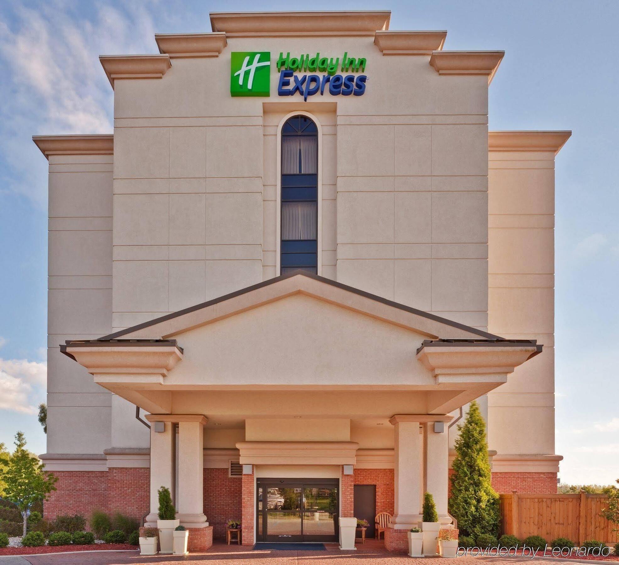 Holiday Inn Express & Suites Bloomington, An Ihg Hotel Extérieur photo